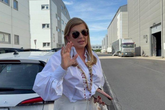 viki-miljkovic-donela-poklon-za-karleusine-cerke-–-pogledajte-sta-je-spremila-za-atinu-i-niku,-obratila-se-ani-bekuti-brutalnom-recenicom!