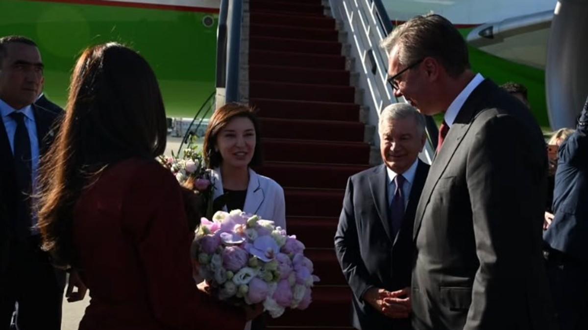 (video)-vucic-docekao-predsednika-uzbekistana-na-aerodromu-sutra-niz-sastanaka-i-razmena-bilateralnih-dokumenata (video)-vucic-docekao-predsednika-uzbekistana-na-aerodromu-sutra-niz-sastanaka-i-razmena-bilateralnih-dokumenata
