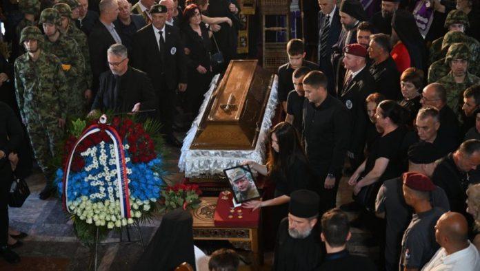 “dragi-tata…”-potresan-govor-darka-mladica-na-sahrani-generala-ratka-mladica