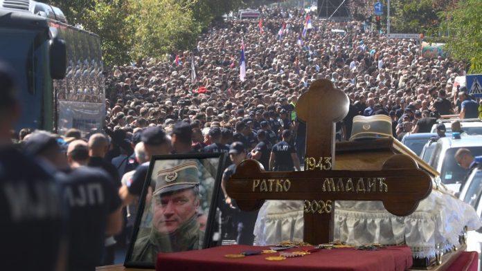 (foto,-video)-ratko-mladic-sahranjen-uz-pocasnu-paljbu:-sin-darko-odrzao-govor,-prisustvovali-ministri-vlade-srbije,-drzavni-vrh-republike-srpske-i-vucicev-sin-danilo