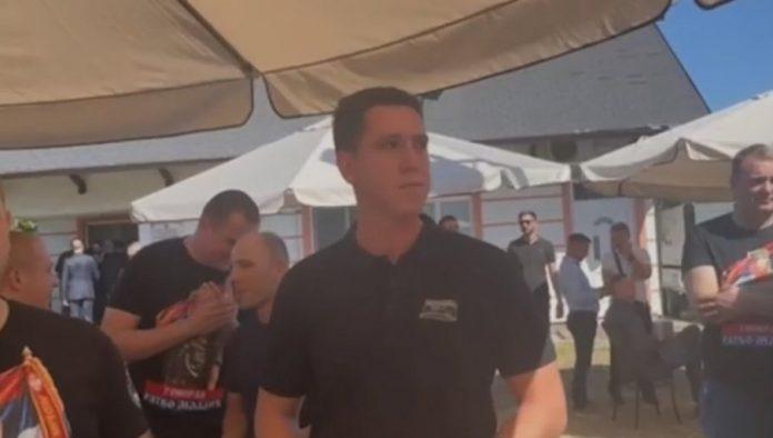 danilo-vucic-na-sahrani-ratka-mladica:-stao-uz-svoj-narod-i-dosao-da-oda-pocast