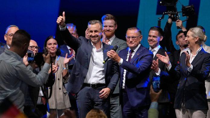 mlad,-brutalan-i-opasan-ovo-je-covek-koji-je-uterao-strah-u-kosti-evropi:-ugleda-se-na-gvozdenog-kancelara,-poigrava-sa-nacistickom-simbolikom,-a-politicku-karijeru-zapoceo-na-drugoj-strani