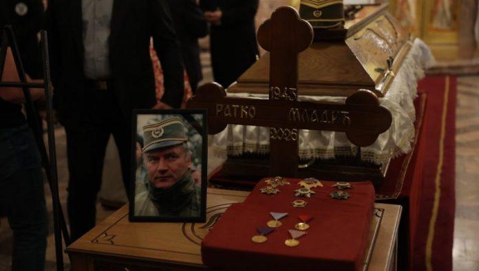 bruka-i-sramota:-blokaderi-pumpaju-u-trenutku-opela-generalu-mladicu,-sta-vise-reci-(foto)
