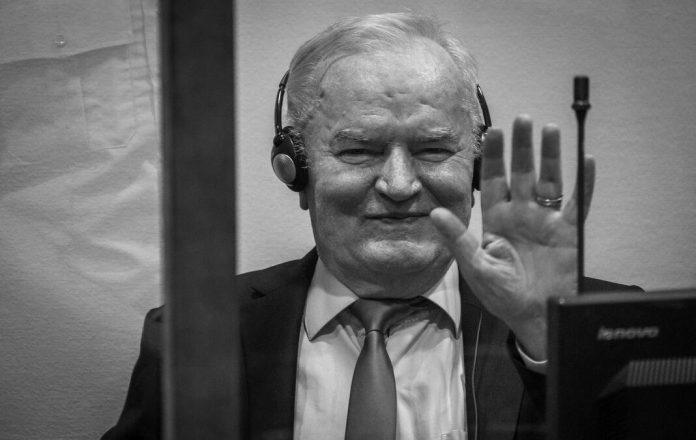 ovako-je-izgledalo-izricanje-presude-ratku-mladicu:-oci-sveta-bile-su-uprte-u-njega,-a-on-se-smejao-i-mahao-kamerama!-(video)