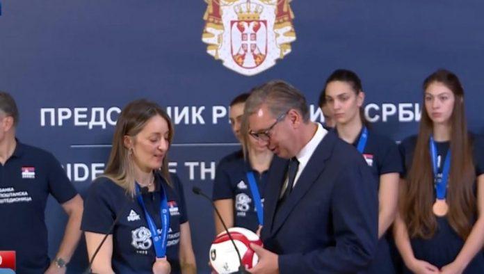 “vi-ste-ponos-srbije”:-vucic-ugostio-odbojkasice-srbije-koje-su-osvojile-bronzanu-medalju-na-evropskom-prvenstvu-(video)