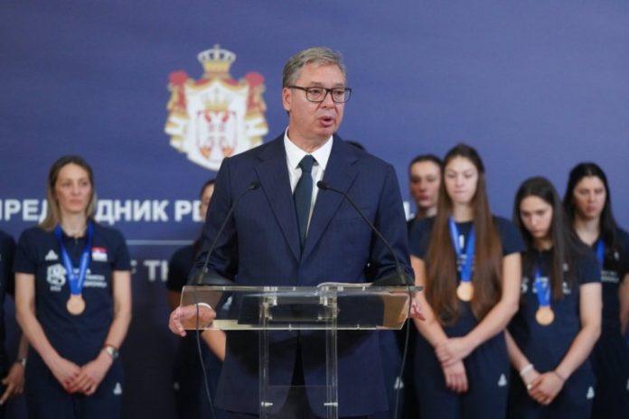 “jedna-mala-srbija-je-sila-u-zenskoj-odbojci”:-predsednik-vucic-primio-bronzane-odbojkasice-i-najavio-velike-stvari!-(foto)