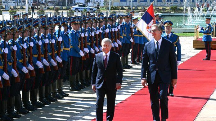 “beograd-danas-ima-veliku-cast”-vucic-ugostio-predsednika-uzbekistana:-urucio-mu-orden-republike-srbije-na-velikoj-ogrlici-i-poklonio-knjigu-(video)