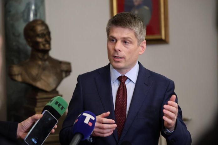 ogoljeno-licemerje:-gujon:-kazu-da-nemacku-oblast-ne-mogu-da-vode-neiskusni-politicari,-ali-su-za-srbiju-dobri-ljudi-koji-su-u-politici-pre-godinu-dana!