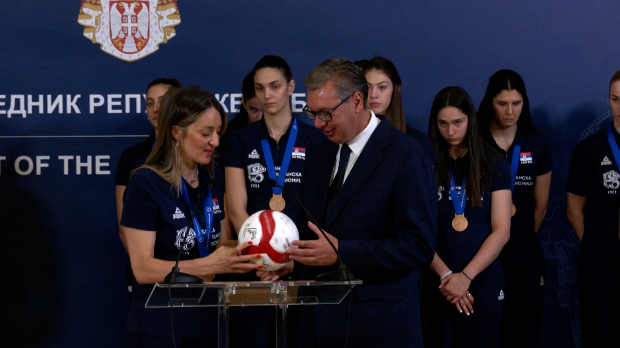 Одбојкашице-у-Председништву;-Вучић:-Смањићемо-улагања-код-најгласнијих-који-доносе-најмање,-а-још-више-ћемо-улагати-у-вас Одбојкашице-у-Председништву;-Вучић:-Смањићемо-улагања-код-најгласнијих-који-доносе-најмање,-а-још-више-ћемо-улагати-у-вас