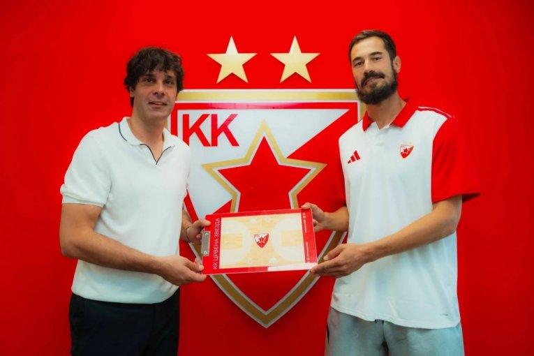 delije-su-odusevljene:-crvena-zvezda-predstavila-dres-za-sezonu-26/27-(foto) delije-su-odusevljene:-crvena-zvezda-predstavila-dres-za-sezonu-26/27-(foto)