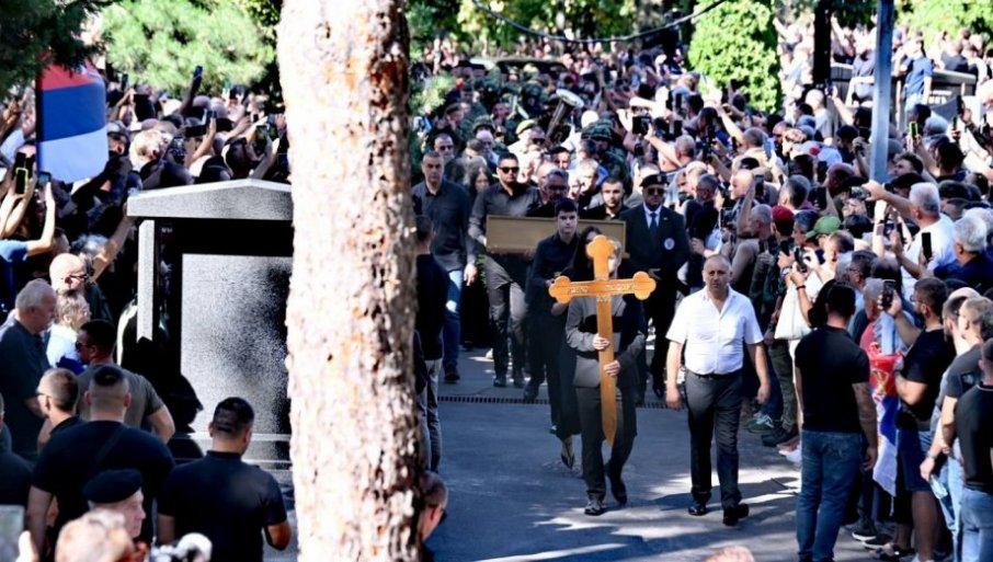 alibi-da-pokazu-koliko-mrze-srbiju-i-njen-uspeh:-predsednik-vucic-o-reakcijama-na-sahranu-generala-ratka-mladica alibi-da-pokazu-koliko-mrze-srbiju-i-njen-uspeh:-predsednik-vucic-o-reakcijama-na-sahranu-generala-ratka-mladica
