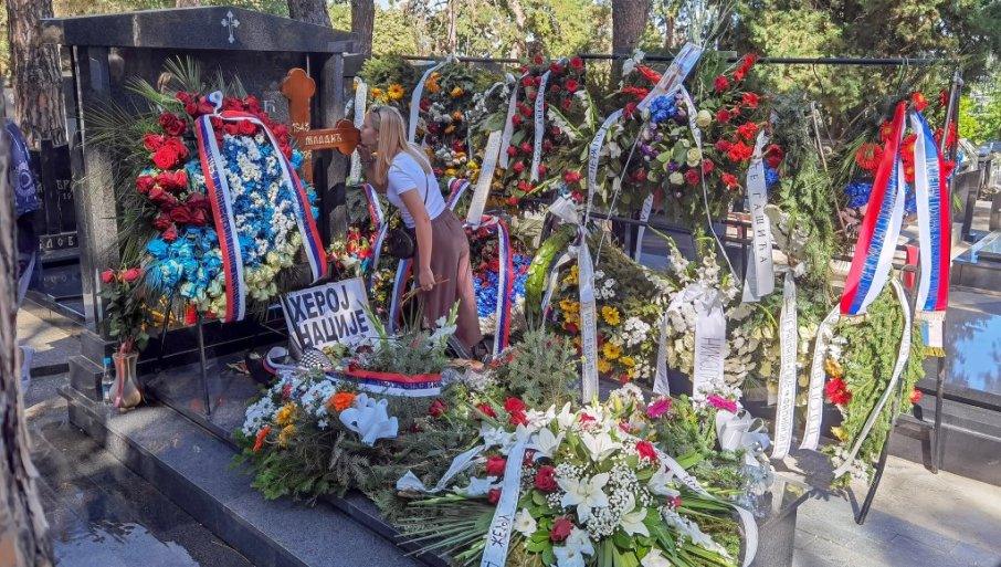 zemlja-sa-rodne-grude-i-rakija-za-generala:-“novosti”-na-grobu-ratka-mladica-(foto) zemlja-sa-rodne-grude-i-rakija-za-generala:-“novosti”-na-grobu-ratka-mladica-(foto)