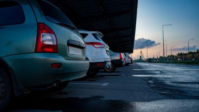 pao-svercer-polovnjaka-u-tutinu!-policija-mu-upala-na-plac-i-oduzela-9-automobila:-zaradivao-bez-dozvole
