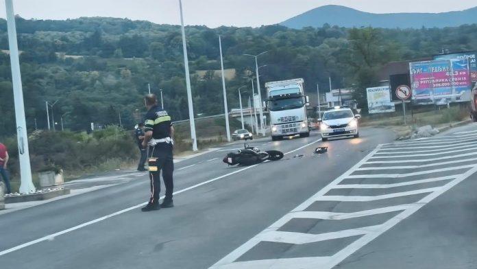 delovi-motora-rasuti-po-putu-stravicna-nesreca-u-gornjem-milanovcu,-saobracaj-usporen