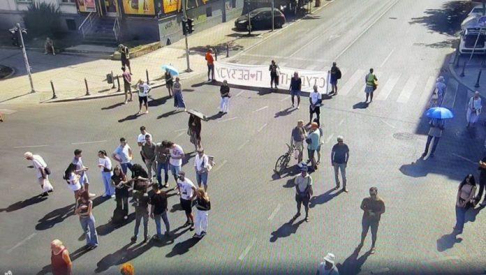 narodna-poslovica-kaze-“ko-krade,-taj-i-laze”:-blokaderi-studenti-u-srbiji-ukrali-slogan-demokrata-alekse-becica!