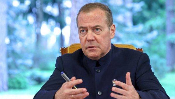 “zapad-nas-namerno-gura-u-nuklearni-apokalipticni-rat”-medvedev-izneo-jezivu-prognozu,-ono-sto-je-rekao-ledi-krv-u-zilama “zapad-nas-namerno-gura-u-nuklearni-apokalipticni-rat”-medvedev-izneo-jezivu-prognozu,-ono-sto-je-rekao-ledi-krv-u-zilama