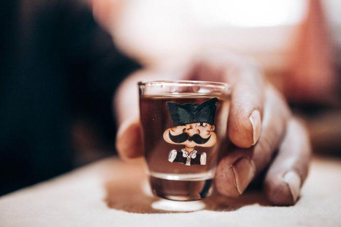rakija,-gibanica-i-takmicenje-do-poslednje-kapi!-cuvena-rakijada-u-pranjanima-zakazana-za-3.-oktobar,-sprema-se-pravi-spektakl