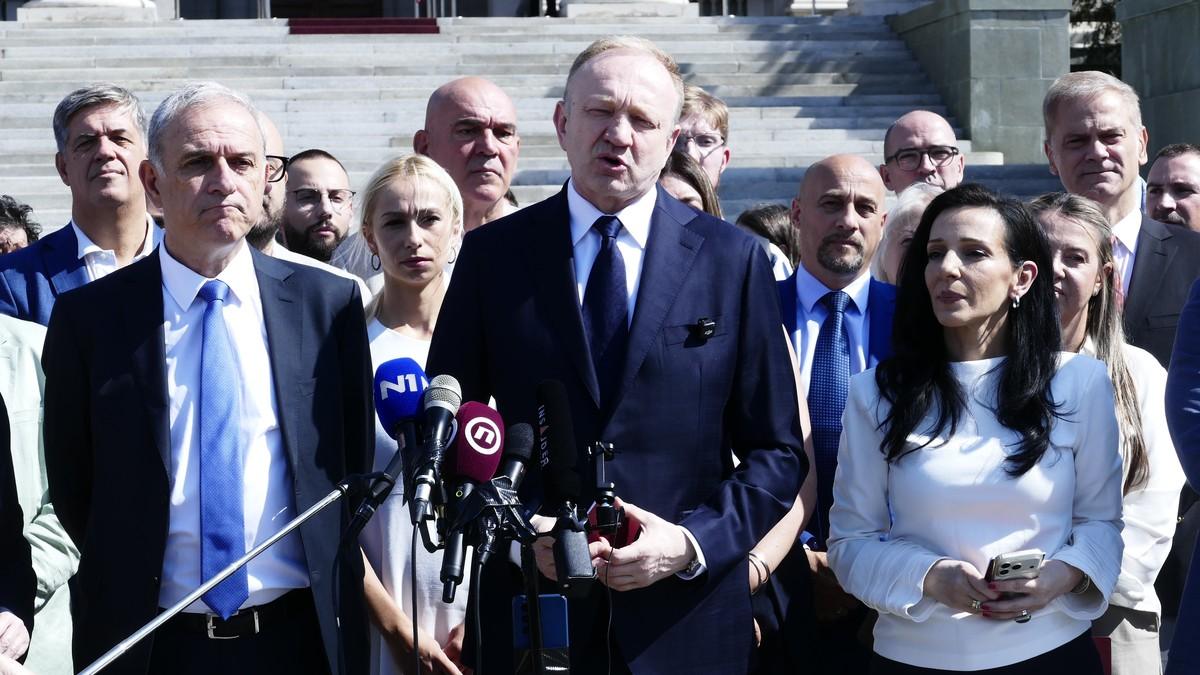 “da-mu-se-ispitaju-diplome-poslanika-to-bi-bio-masakr”-bivsa-potpredsednica-ssp-a-o-jucerasnjem-obracanju-ispred-skupstine:-“prica-o-korupciji-dok-‘heroina’-i-pojedini-primaju-mesecno-hiljade-evrica-u-kovertici” “da-mu-se-ispitaju-diplome-poslanika-to-bi-bio-masakr”-bivsa-potpredsednica-ssp-a-o-jucerasnjem-obracanju-ispred-skupstine:-“prica-o-korupciji-dok-‘heroina’-i-pojedini-primaju-mesecno-hiljade-evrica-u-kovertici”