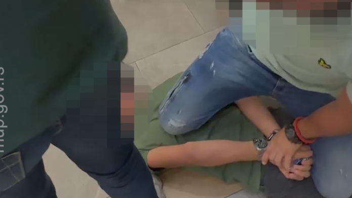 ovako-su-pali-iznudivaci-u-beogradu-tinejdzer-i-dvojica-maloletnika-iznudila-20.000-evra-od-muskarca!-(video)