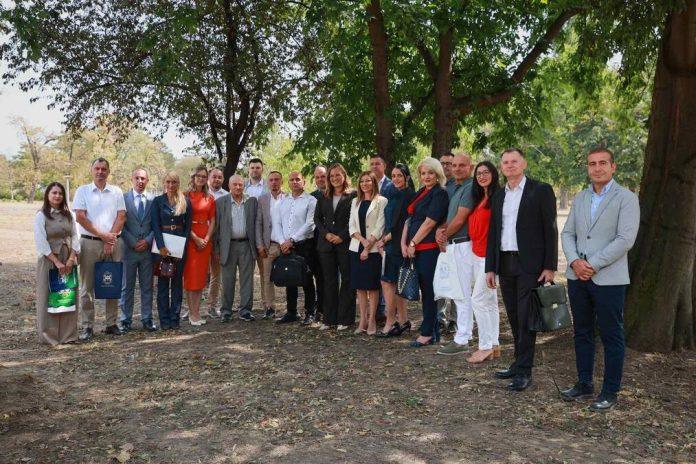 tri-i-po-miliona-za-ozelenjavanje-omladinskog-parka:-loznica-potpisala-ugovor-sa-ministarstvom-zastite-zivotne-sredine