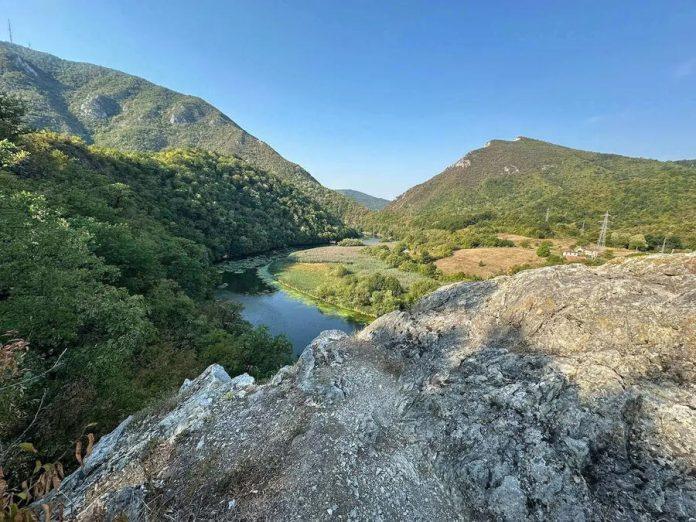 upoznajte-rapajlovacu:-skriveno-mesto-u-ovcarsko-kablarskoj-klisuri-je-pravi-raj,-smesteno-na-raskrsnici-puteva-izmedu-dve-svetinje-(foto)