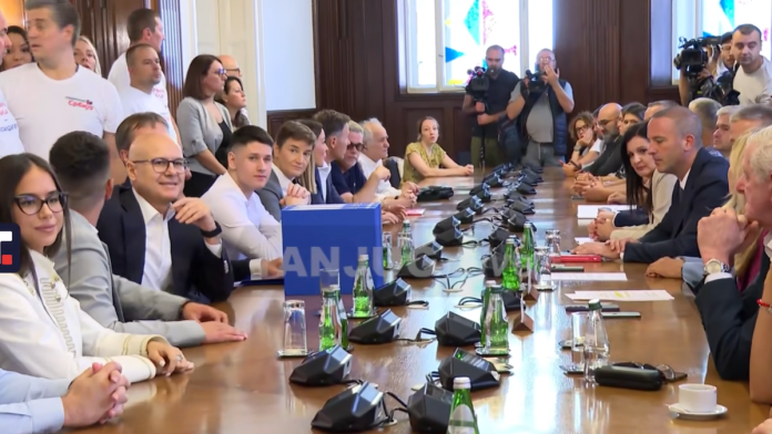 potpisi-za-listu-“aleksandar-vucic-–-ujedinjena-srbija”-predati-rik-u-(video)