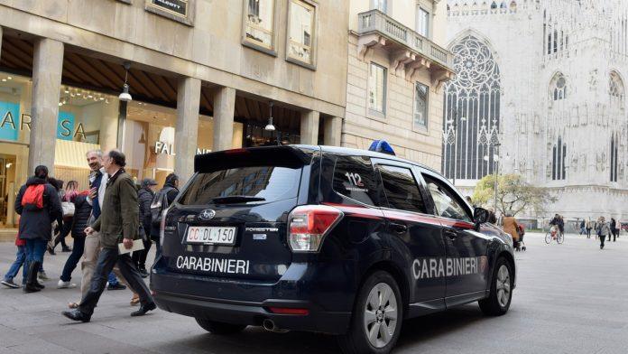 drama-u-centru-rima-zbog-balkanaca!-mladic-(29)-iz-bih-pretio-pistoljem-prolaznicima-kod-koloseuma:-policajci-se-sokirali-kada-su-usli-u-hotelsku-sobu