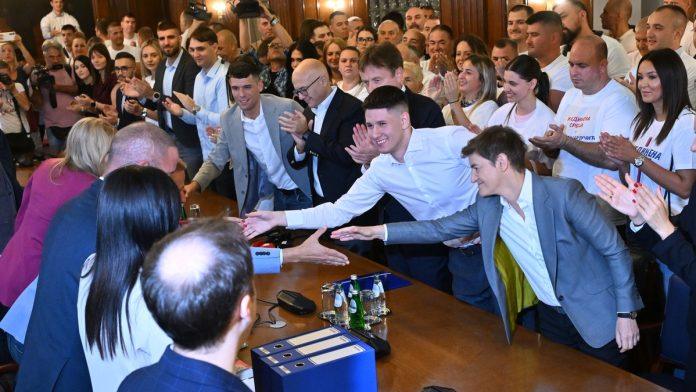 predato-vise-od-220.000-potpisa-predstavnici-liste-oko-sns-predali-rik-u-listu-kandidata-za-izbore,-vucevic-porucio:-“svaki-potpis-podrske-predstavlja-veliku-odgovornost”-(video)