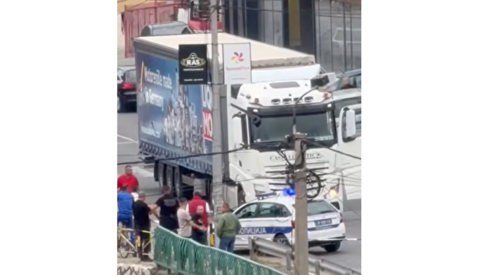 kamion-pregazio-zenu,-zavrsila-pod-zadnjim-tockovima-prve-slike-s-mesta-nesrece-u-novom-pazaru:-lekari-nisu-uspeli-da-je-spasu,-saobracaj-bio-blokiran-(foto,-video)