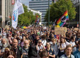 MASOVNI PROTESTI ŠIROM NEMAČKE Više desetina hiljada ljudi na ulicama, traže zabranu AfD-a (FOTO, VIDEO) masovni-protesti-sirom-nemacke-vise-desetina-hiljada-ljudi-na-ulicama,-traze-zabranu-afd-a-(foto,-video)