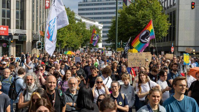 masovni-protesti-sirom-nemacke-vise-desetina-hiljada-ljudi-na-ulicama,-traze-zabranu-afd-a-(foto,-video)