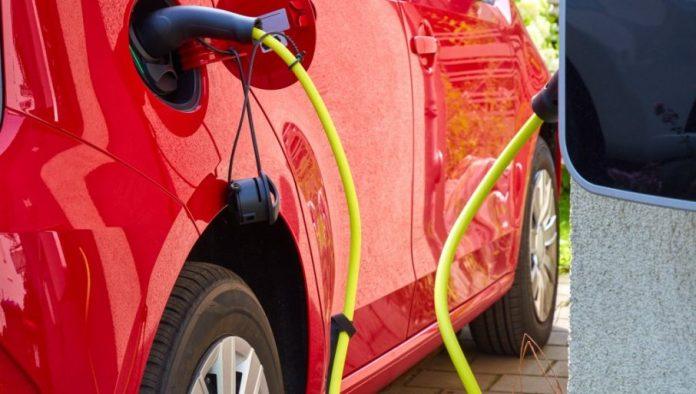 racun-ga-ostavio-u-soku:-vozac-punio-automobil-pola-sata,-a-morao-da-plati-14.000-evra,-evo-sta-se-desilo