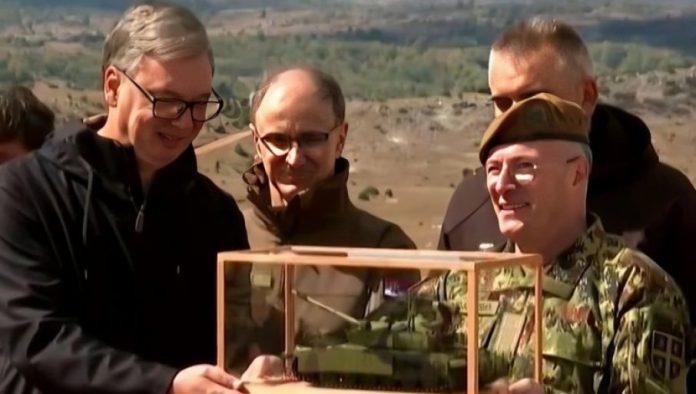 vucic-pokazao-poklon-od-mojsilovica:-“milanova-doktrina-je-da-su-tenkovi-najvazniji”-(video)