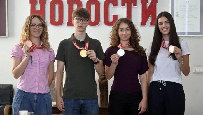medalje-nisu-kraj,-vec-podstrek-za-novo-istrazivanje:-gosti-“novosti”-srednjoskolci-koji-su-osvojili-medalje-na-dva-svetska-takmicenja-na-baliju