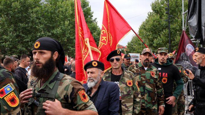 prizori-od-kojih-se-srbima-ledi-krv-u-zilama-jeziv-ovk-skup-u-pristini-upalio-alarme:-“sta-bi-se-desilo-da-su-srbi-pretili-masovnom-neposlusnoscu-zbog-haskih-presuda?”