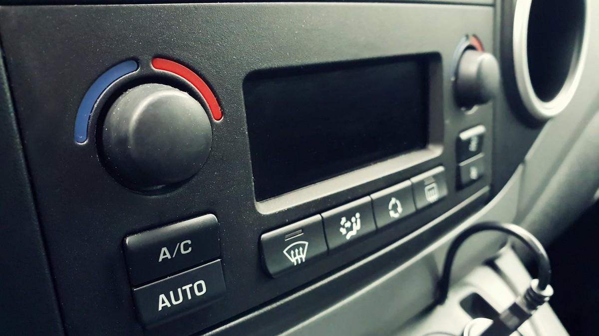 ovo-dugme-u-automobilu-svi-koriste,-ali-moze-da-napravi-problem:-evo-kada-bi-trebalo-da-ga-iskljucite ovo-dugme-u-automobilu-svi-koriste,-ali-moze-da-napravi-problem:-evo-kada-bi-trebalo-da-ga-iskljucite