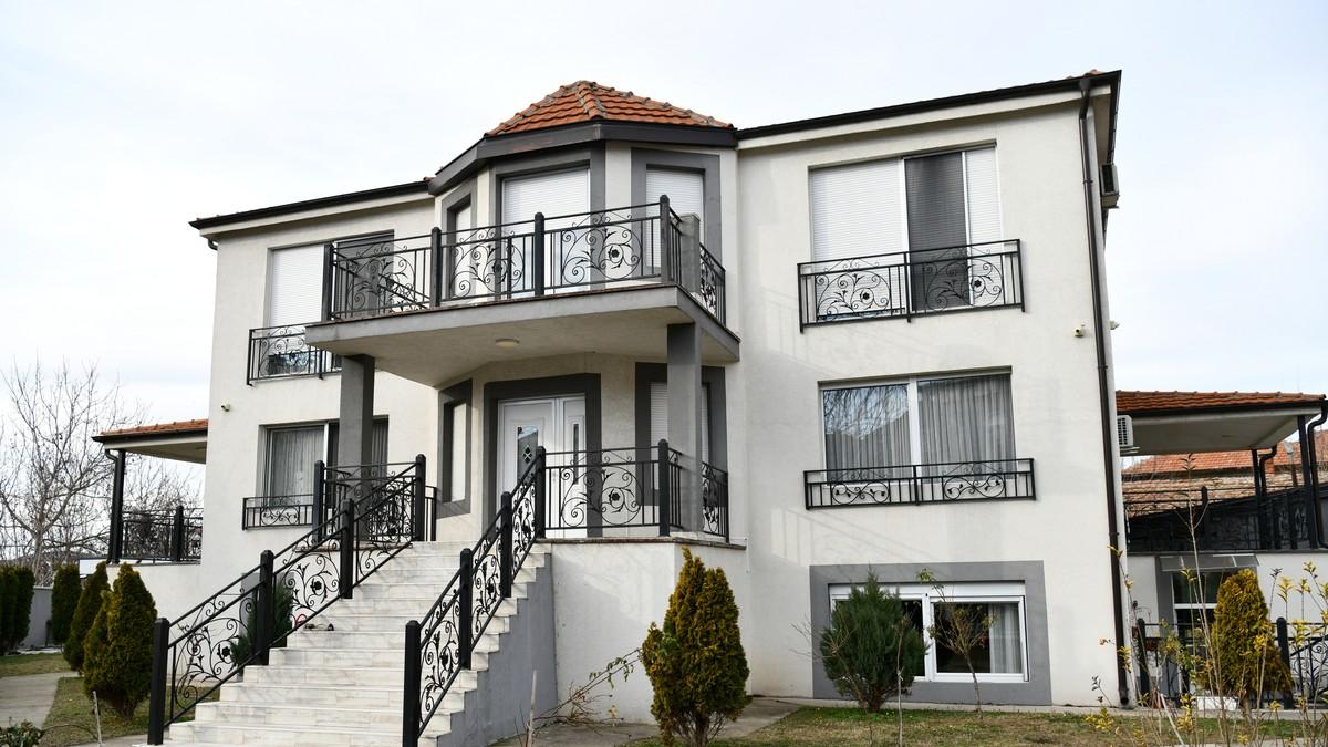 burzujska-vila-u-zarkovu-od-750-kvadrata,-tri-luks-stana-i-vozni-park:-sva-imovina-naseg-pevaca-(36),-dao-milion-evra-za-nekretninu burzujska-vila-u-zarkovu-od-750-kvadrata,-tri-luks-stana-i-vozni-park:-sva-imovina-naseg-pevaca-(36),-dao-milion-evra-za-nekretninu