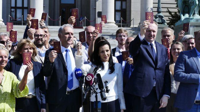 “opozicija-ne-moze-da-prikupi-potpise!”-ds-zestoko-proziva-kolege-zbog-izlaska-na-izbore,-buknuo-pravi-rat:-“zao-mi-vas-je!”