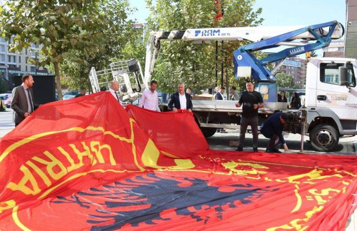 ogromna-zastava-ovk-na-zgradi-opstine-lipljan!-postavio-je-gradonacelnik-ahmeti,-oglasila-se-americka-ambasada:-upozorava-na-16.-septembar,-dan-presude-taciju