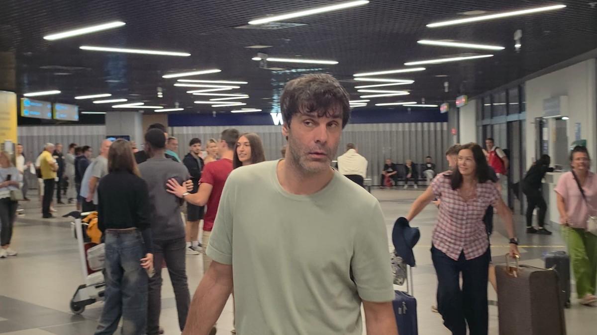 (video)-milos-teodosic-stigao-sa-kipra-usred-prica-o-pomirenju-sa-majom-ognjenovic-sreli-smo-ga-na-aerodromu-–-uzurbano-hodao,-vukao-kofer (video)-milos-teodosic-stigao-sa-kipra-usred-prica-o-pomirenju-sa-majom-ognjenovic-sreli-smo-ga-na-aerodromu-–-uzurbano-hodao,-vukao-kofer