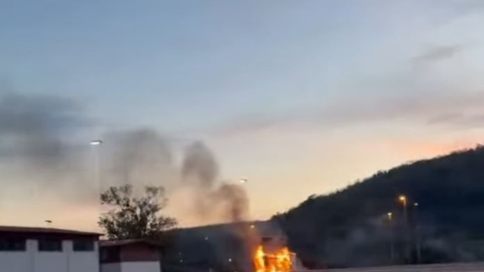 zapalila-se-prikolica-kamiona-buknuo-veliki-pozar-kod-leskovca-(video)