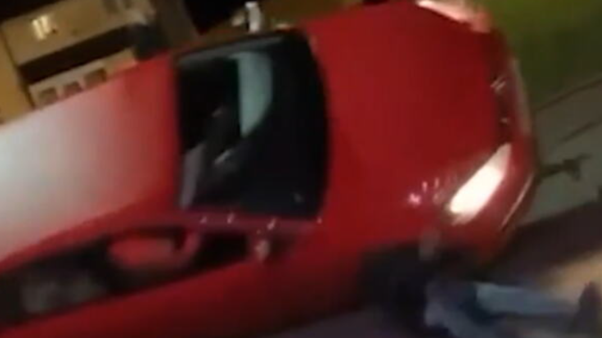 mrtva-pijana-prevrula-auto,-pa-umalo-srmskala-glavu-coveku-kamere-snimile-uzasne-scene-(video) mrtva-pijana-prevrula-auto,-pa-umalo-srmskala-glavu-coveku-kamere-snimile-uzasne-scene-(video)