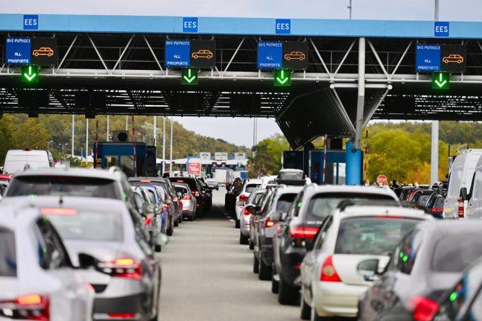 stanje-na-granicama:-kamioni-na-batrovcima-cekaju-i-do-8-sati,-za-automobile-nema-zadrzavanja