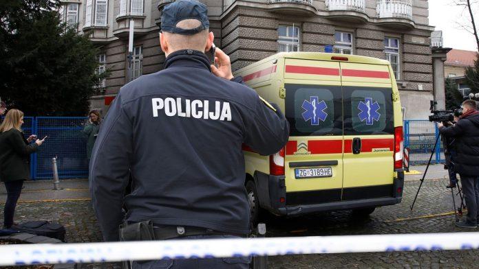 dete-(3)-tesko-povredeno-u-pozaru-vatrogasci-ga-nasli-samog-u-stanu-u-teskom-stanju:-bori-se-za-zivot,-ima-opekotine-na-60-odsto-tela