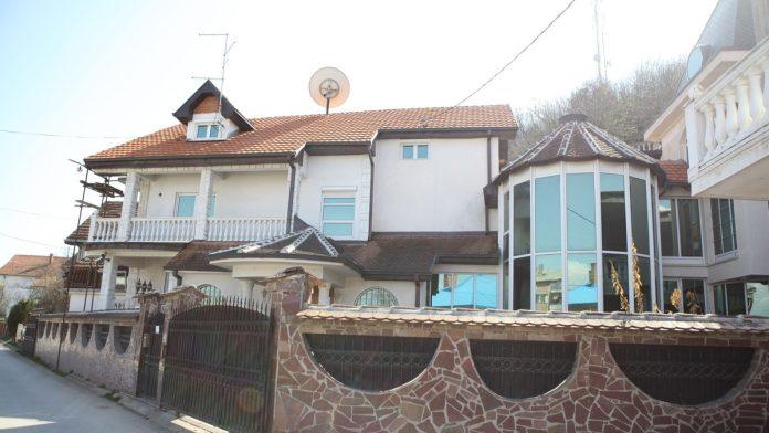 luksuzno-zdanje-na-dedinju,-vila-na-kipru,-kuca-u-zitoradi-od-2.000-kvadrata-sa-liftom-i-stan-u-becicima:-ovo-je-spisak-svih-nekretnina-nase-pevacice