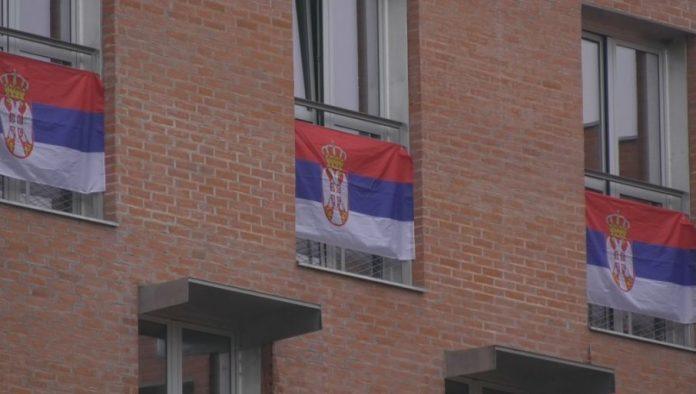 cacak-u-znaku-srpske-zastave:-dom-ucenika-srednjih-skola-okicen-zastavama-povodom-dana-jedinstva-(foto)