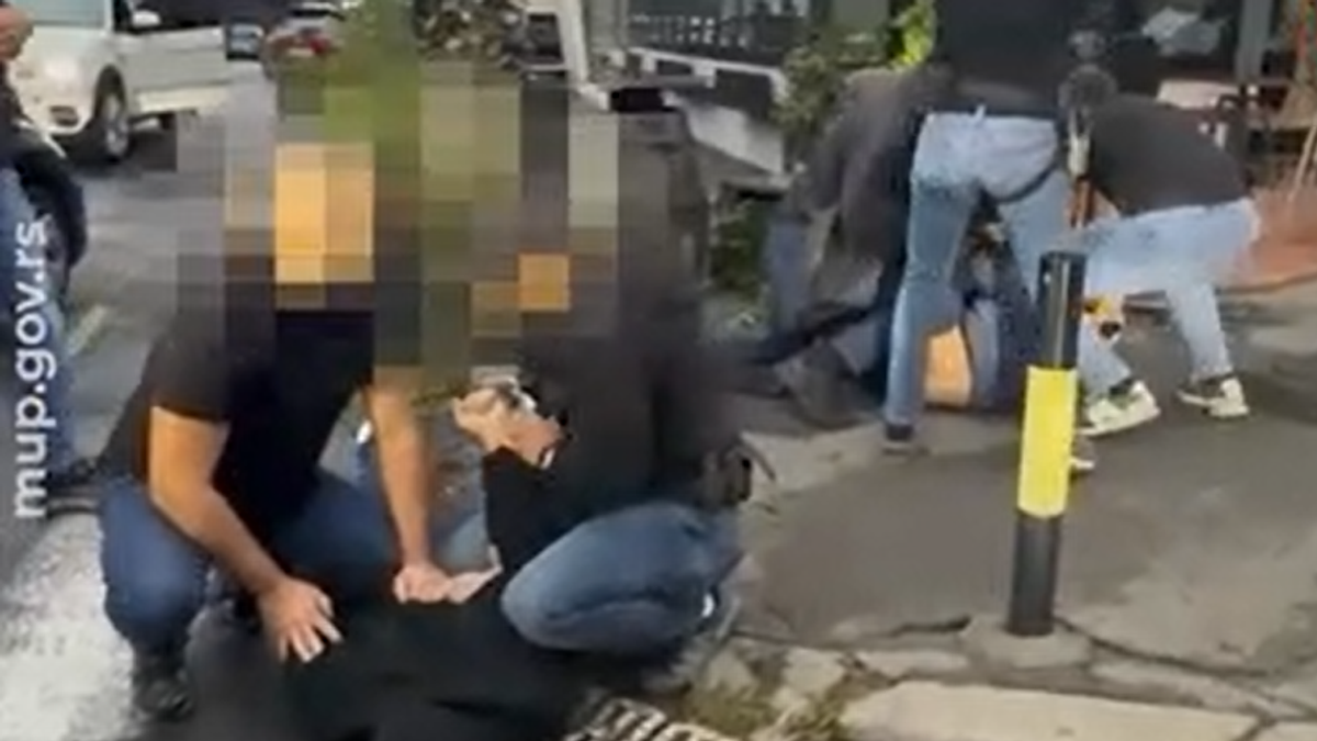 “vracarci”-pali-u-centru-beograda!-hteli-da-zapale-lokal,-lomili-staklo:-policija-ekspresno-reagovala,-evo-sta-je-pronadeno-(video) “vracarci”-pali-u-centru-beograda!-hteli-da-zapale-lokal,-lomili-staklo:-policija-ekspresno-reagovala,-evo-sta-je-pronadeno-(video)
