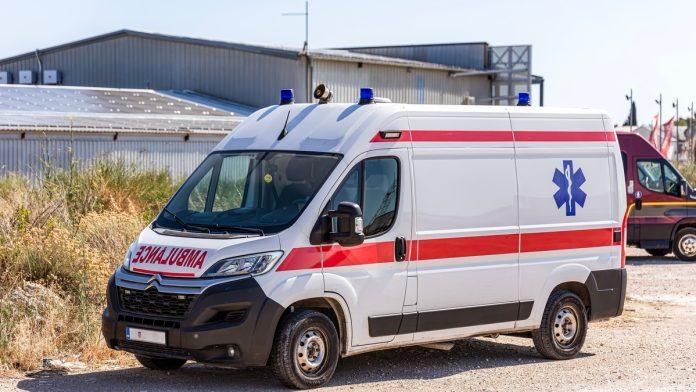 umro-muskarac-tesko-povreden-u-tuci-kod-obrenovca-tuklo-ga-30-napadaca:-udarili-ga-sekirom-u-glavu,-pa-ga-pregazili-vozilom!