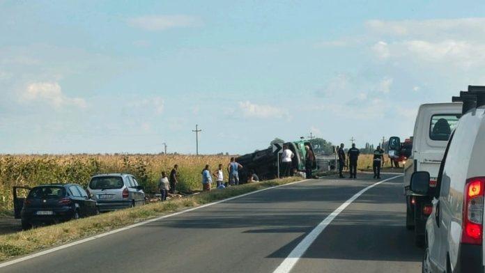vozila-zavrsila-pored-puta!-teska-nesreca-kod-besnog-foka:-sudarili-se-kamion-i-cisterna,-hitna-pomoc-na-licu-mesta-(foto)