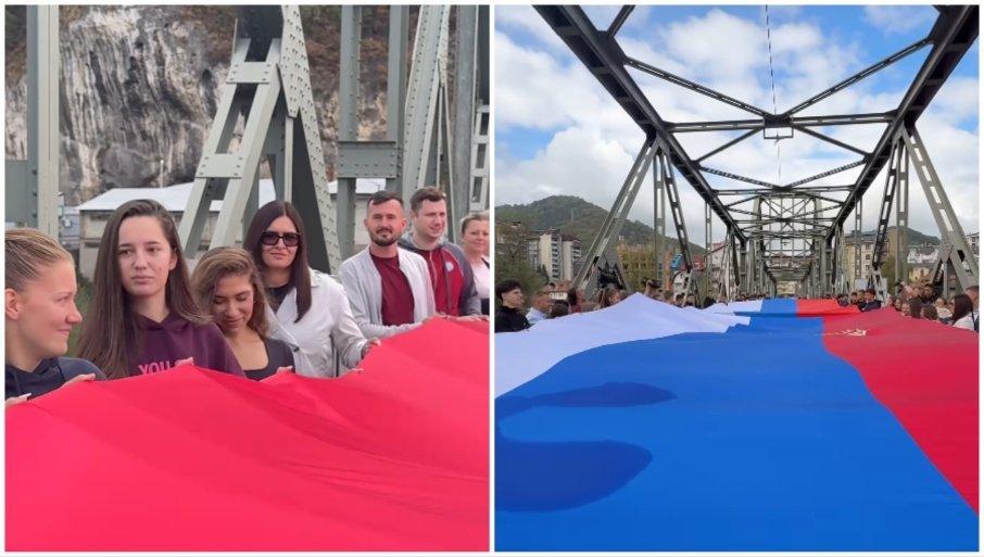 drina-nije-granica,-vec-spona:-srpsko-jedinstvo-proslavljeno-na-mostu-bratoljub-(video) drina-nije-granica,-vec-spona:-srpsko-jedinstvo-proslavljeno-na-mostu-bratoljub-(video)